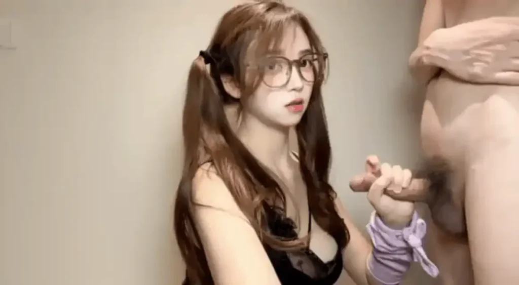 [5V/179MB]网红巨乳眼镜嫩妹，极品身材白丝吊带